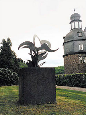 Denkmal von Alexander Liberman, das Marion Dönhoff 1990 zu Ehren der Freunde vom 20. Juli in Crottorf errichten ließ 
