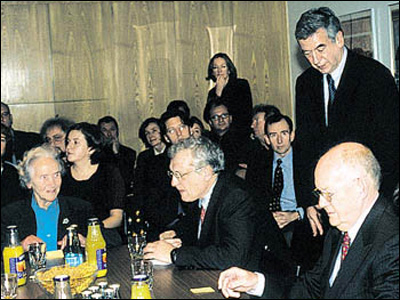<b>1946 - 2002   Die Journalistin bei der ZEIT in Hamburg</b><br><br>In der Redaktionskonferenz