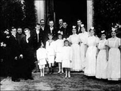 <b>1909 - 1945   Das Leben in Ostpreußen</b><br><br> Die vier ältesten Dönhoff-Kinder (Mitte) mit den Hausangestellten auf Schloss Friedrichstein 1909