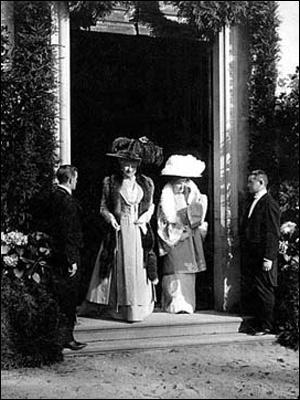 <b>1909 - 1945   Das Leben in Ostpreußen</b><br><br>Die letzte deutsche Kaiserin Auguste Viktoria (links) zu Besuch bei ihrer Palastdame Ria Gräfin Dönhoff