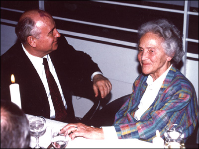 <b>1946 - 2002   Die Journalistin auf Reisen</b><br><br>Marion Dönhoff mit Michail Gorbatschow
