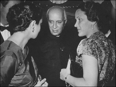 <b>1946 - 2002   Die Journalistin auf Reisen</b><br><br>Marion Dönhoff mit Neruh und Indira
