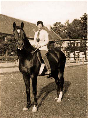 <b>1909 - 1945   Das Leben in Ostpreußen</b><br><br>Marion Dönhoff auf ihrem Fuchs Alarich